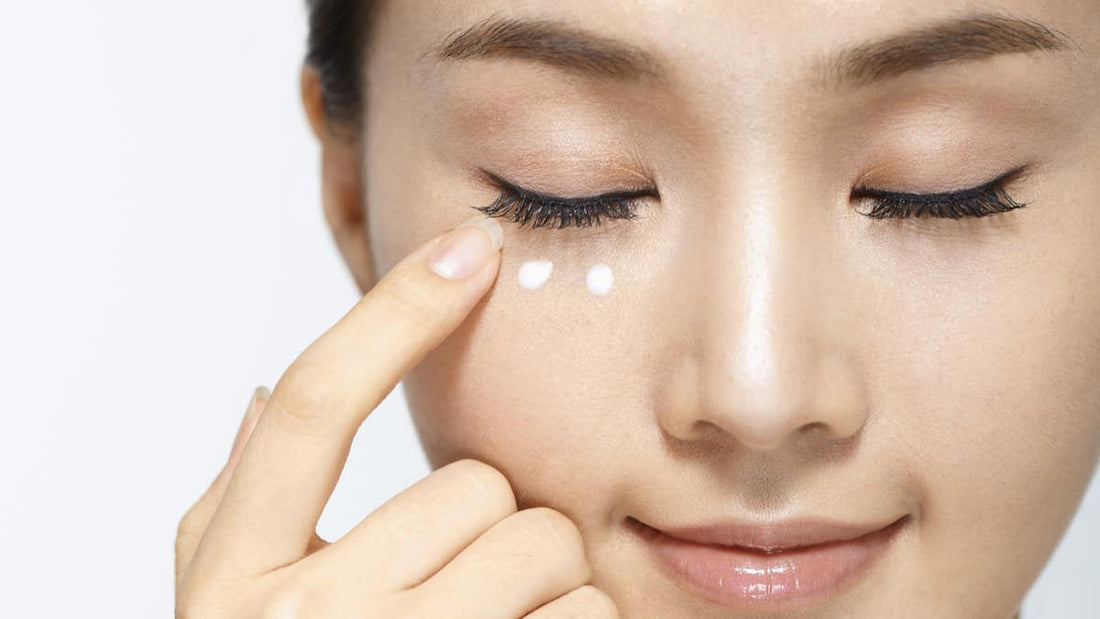 What Causes Dark Eyelids And How To Get Rid of It?