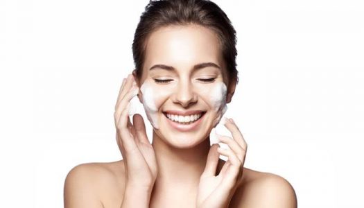 4 Things to Keep in Mind While Buying a Cleanser for Acne-Prone Skin